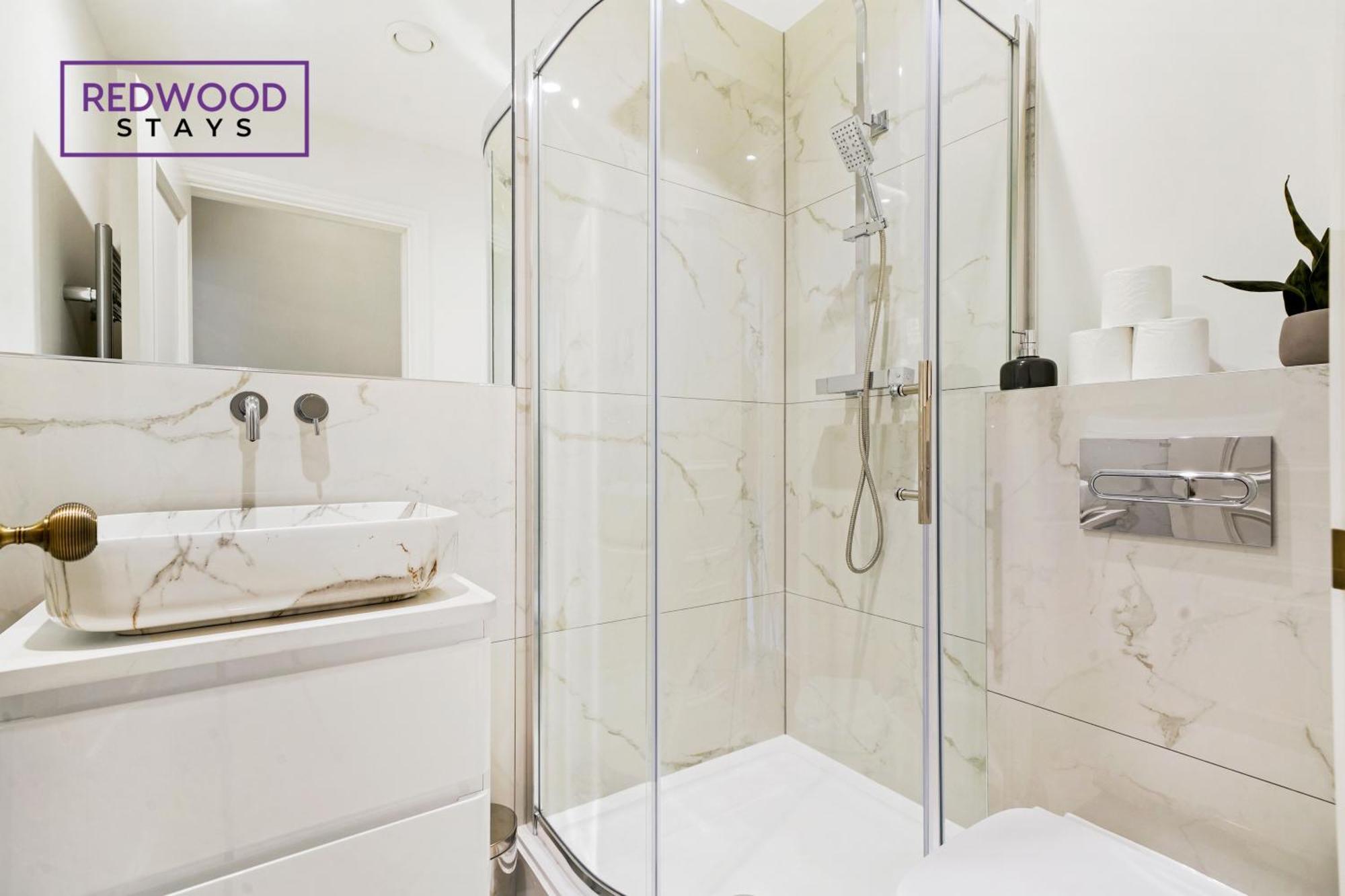 Top Quality 2 Bed 1 Bath Apartments For Contractors By Redwood Stays レディング エクステリア 写真